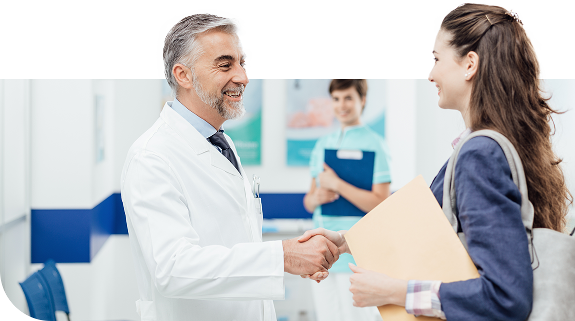 pacjent ściskający dłoń lekarza | Przychodnia Lekarska Maciejów