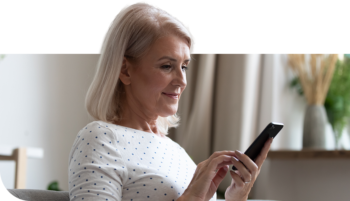 pacjentka patrząca na smartphone | Przychodnia Lekarska Maciejów